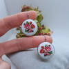 Petit Point El Nakışlı Çiçek Desenli Küpe 