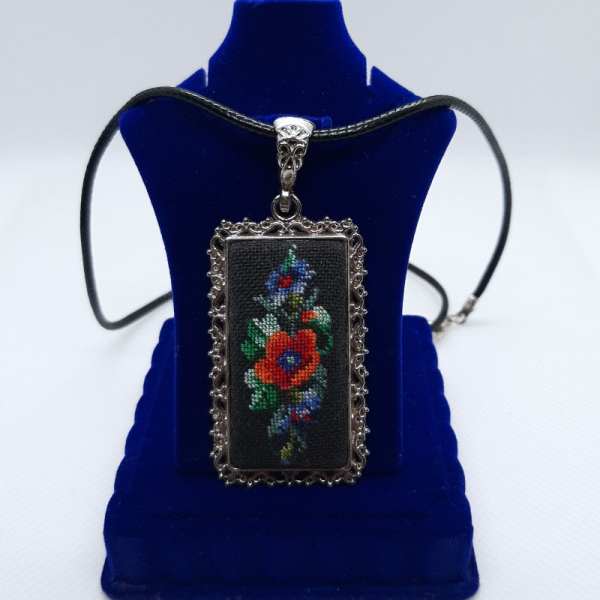 El Yapımı Petit Point Kolye Kır Çiçekleri