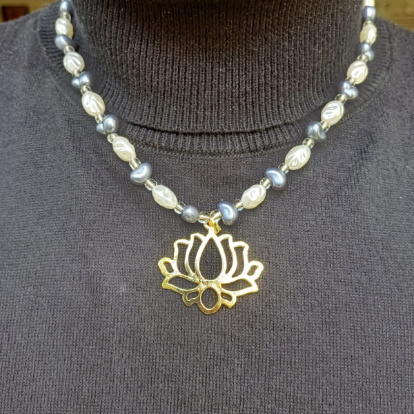 Lotus Çiçeği İncili Kolye