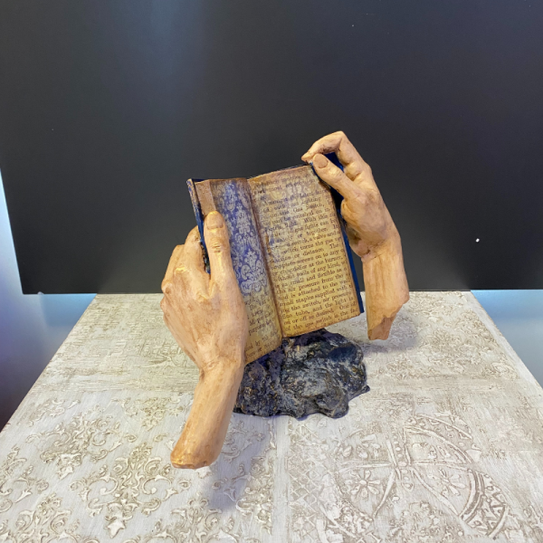 Kitap Okuyan Eller Dekoratif Obje