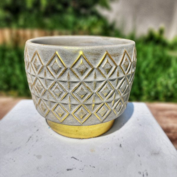 Kare Dokulu Beton Saksı Eskitme Ve Altın Detaylı