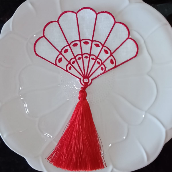 Kırmızı Yeplaze Püsküllü Sunum Peçetesi 