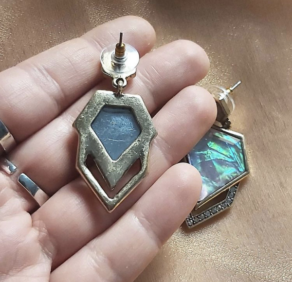 Holografik Taş Detaylı Küpe