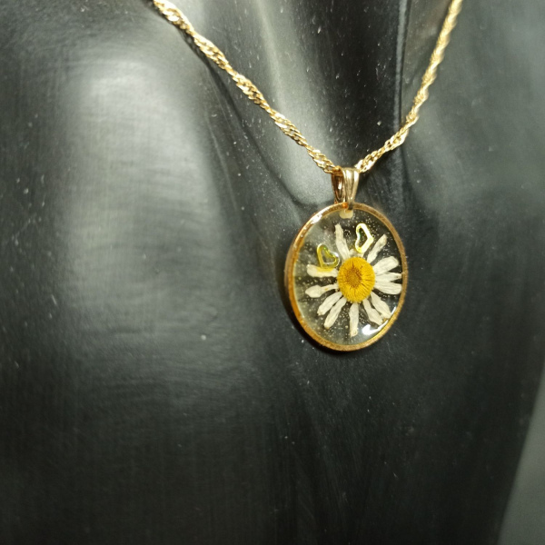 Papatya Rüyası Kolyesi (Daire Metal Çerçeveli)