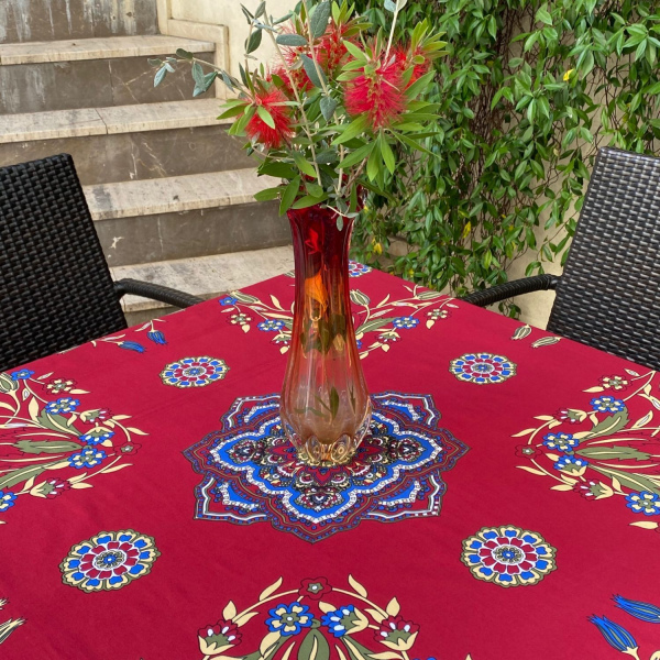 Bordo Çiçek Desenli Kare Masa Örtüsü