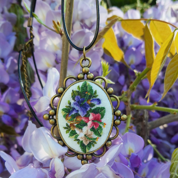 Petit Point El Nakışlı Kolye Spring Whispers