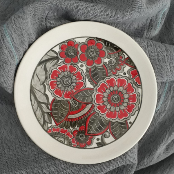 Modern Kırmızı Çiçek Desenli Tabak