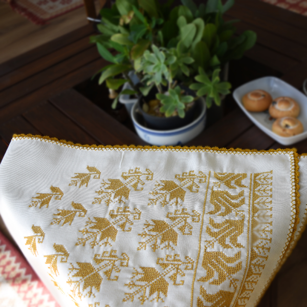 Anneniz İcin , Lale Motif İşlemeli Kanaviçe Runner
