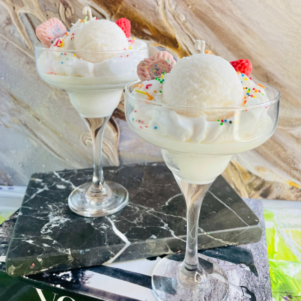 Vanilyalı Dondurmalı Dekoratif Mum (vanilya& Çilek) Vanilla Icecream Decorative Candle