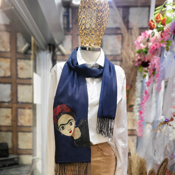 Lacivert Şalda Bir Frida 