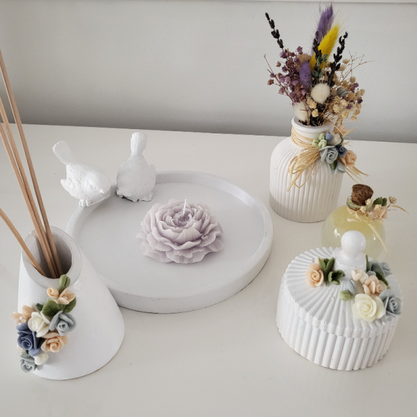 Beyaz Renkli ,çiçekli Tasarım Vazo ,mumluk,kuşlu Tepsi Altlık;,mum Ve Oda Kokusundan Oluşan Set 