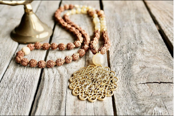 Kehribarlı Pirinç Mandala Kolye
