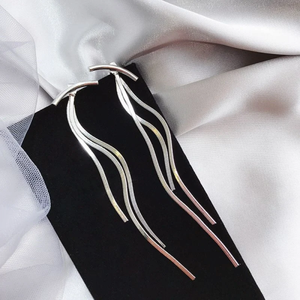 Gold Metal Sallantılı Püskül Küpe