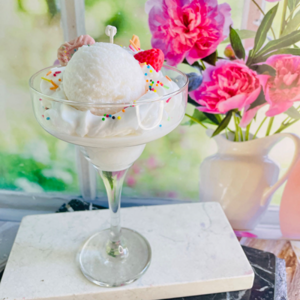 Vanilyalı Dondurmalı Dekoratif Mum (vanilya& Çilek) Vanilla Icecream Decorative Candle