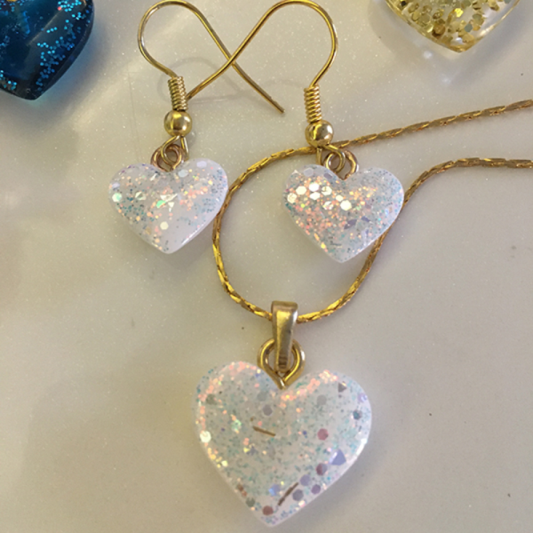 Beyaz Kalpli Gümüş Glitterli Kolye-küpe Takım