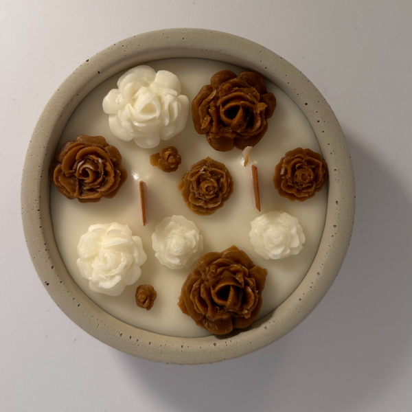 Kahverengi Ve Beyaz Çiçekli Beton Saksıda Soya Wax Mum(dekorati̇f Mum Hedi̇yeli̇)