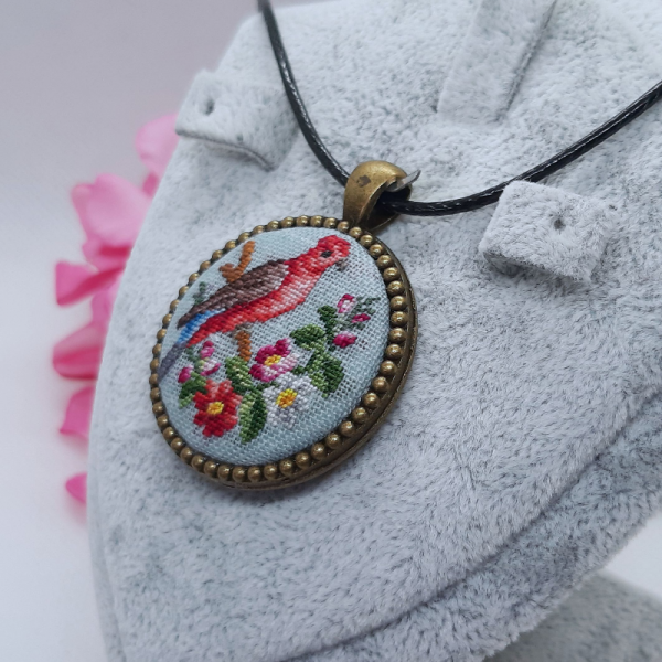 Petit Point El Nakışlı Kolye Nothern Cardinal