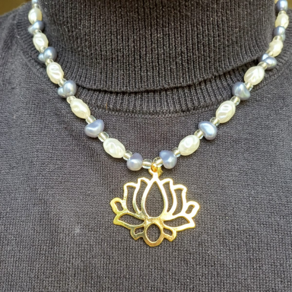 Lotus Çiçeği İncili Kolye