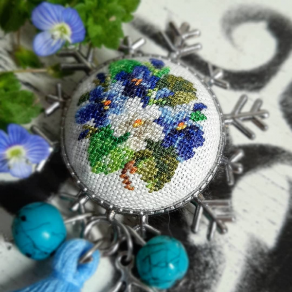 Petit Point El Nakışlı Broş Spring Bouquet (mavi)