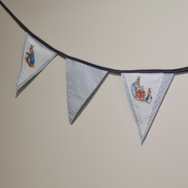 Mavi Peter Rabbit Desenli Çocuk Odası Duvar Süsü 5 Parça Üçgen Kumaş Bayrak Flama Banner 4