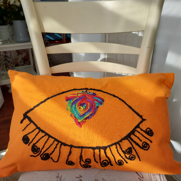 Eye Nakışlı Punch Yastık