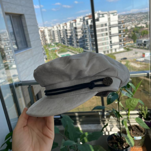 Bej Renk Metal Detaylı Kasket Şapka