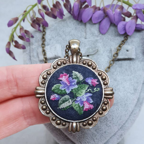 Petit Point El Nakışlı Kolye Spring Scent (black)
