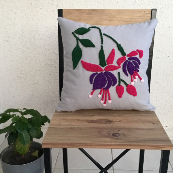 Fuschia Küpeli Çiçeği Punch Kırlent Kılıfı