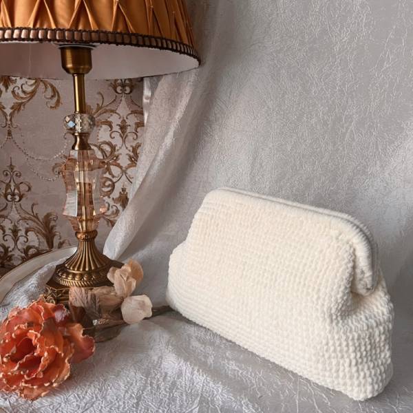 Kırık Beyaz Kadife Burslu Clutch Çanta