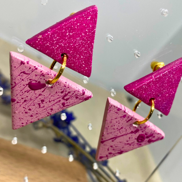 Üçgen Fuşya- Pembe Desenli Modern El Yapımı Seramik Kil Küpe