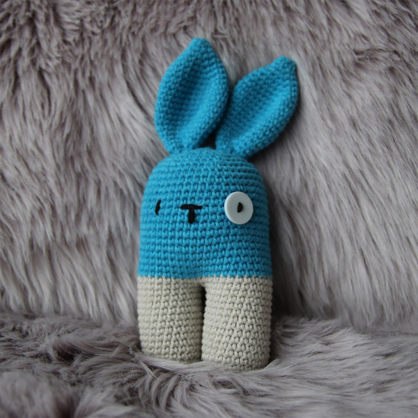Düğme Gözlü Mavi Tavşan Amigurumi