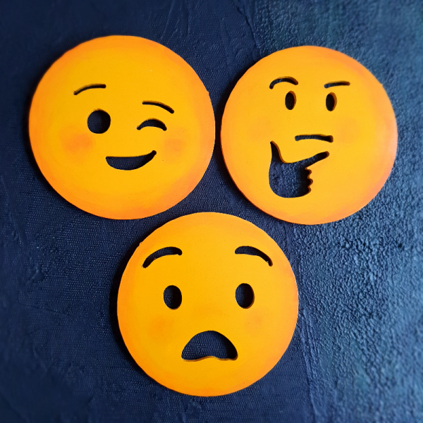 Emojili Üçlü Duvar Süsü 2