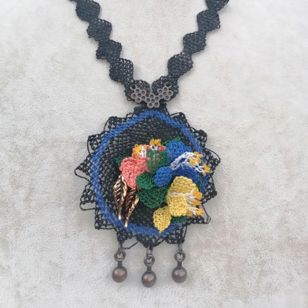 Mavi Bantlı Yuvarlak Kolye